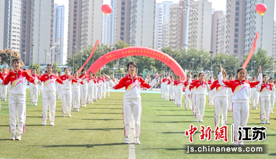 大學(xué)生在運(yùn)動(dòng)會(huì)上展示特色體育課程內(nèi)容。崔嘉躍 攝